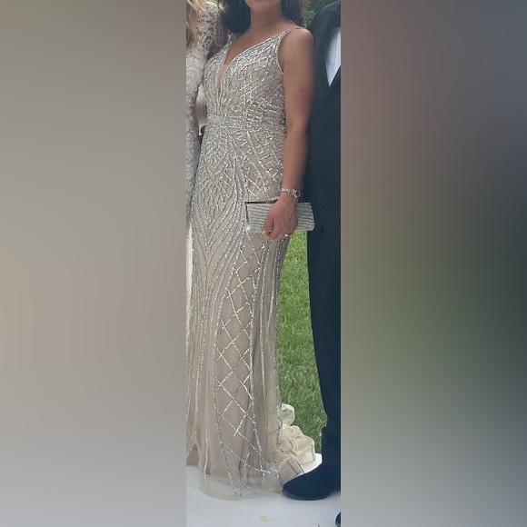 Elegant gown - Picture 3 of 6